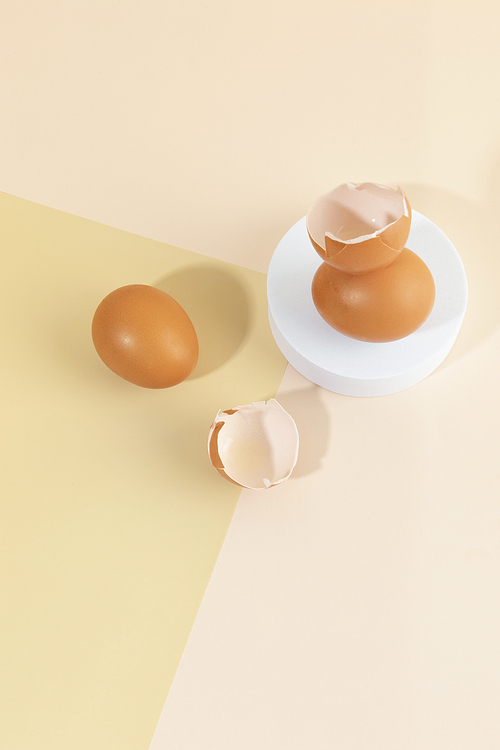 심플푸드_계란과 껍질 사진 이미지