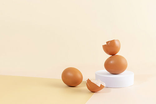 심플푸드_계란과 껍질 사진 이미지