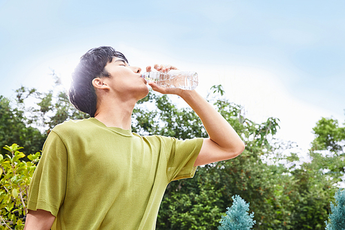 여름일상_야외에서 물 마시는 남자 사진 이미지