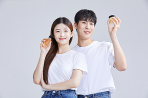 화장품을 들고 있는 남자와 여자 사진 이미지