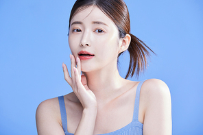 피부를 만지는 여자 사진 이미지