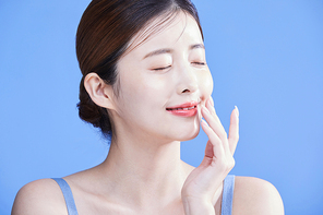 햇빛에 눈을 감고 있는 여자 사진 이미지