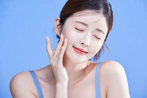 눈을 감고 피부를 만지는 여자 사진 이미지
