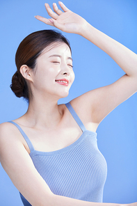 햇빛을 가리며 웃는 여자 사진 이미지