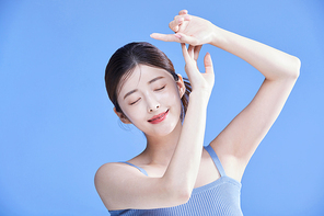 햇빛을 가리는 여자 사진 이미지