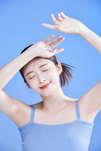햇빛을 가리며 웃는 여자 사진 이미지