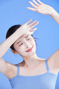 햇빛을 가리며 웃는 여자 사진 이미지