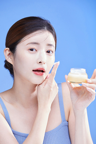 크림을 바르는 여자 사진 이미지