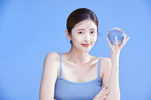 크리스탈을 들고 있는 여자 사진 이미지