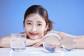엎드려 웃고 있는 여자 사진 이미지