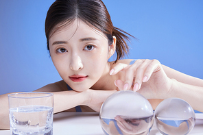 크리스탈을 만지는 여자 사진 이미지