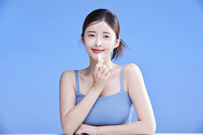 립밤을 바르는 여자 사진 이미지