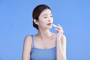 립밤을 바르는 여자 사진 이미지