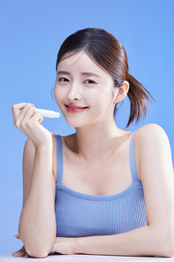 립밤을 바르는 여자 사진 이미지
