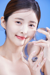 크리스탈을 들고 있는 여자 사진 이미지