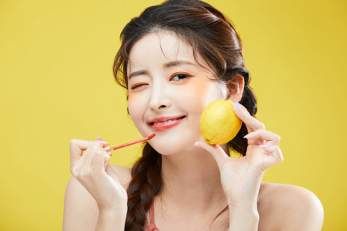 립글로스과 레몬을 들고 있는 여자 사진 이미지