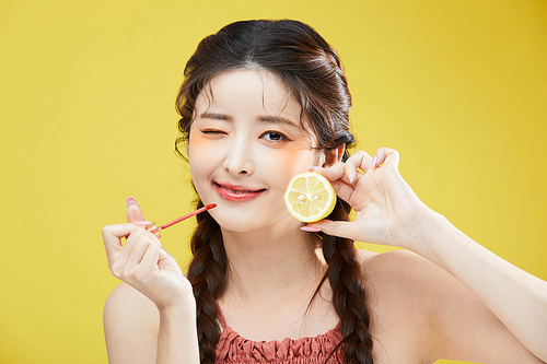 립글로스과 레몬을 들고 있는 여자 사진 이미지