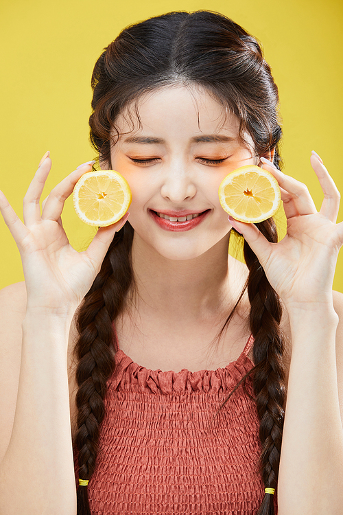 양 손으로 레몬을 들고 있는 여자 사진 이미지