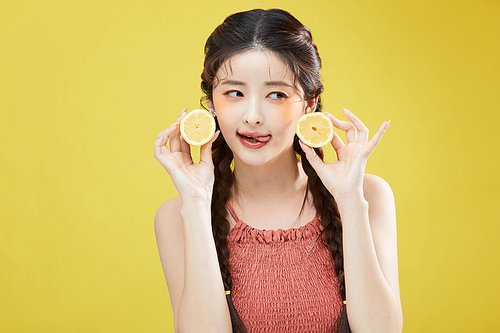 양 손으로 레몬을 들고 있는 여자 사진 이미지