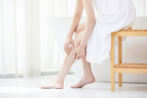 다리 피부 보습하는 여성 사진 이미지