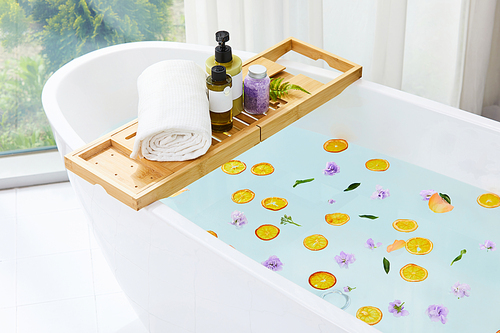 욕조에 다양한 목욕용품이 있는 사진 이미지