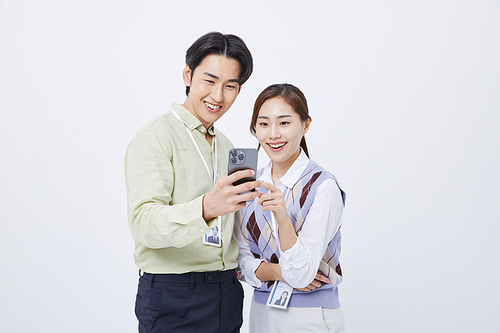 앱개발_스마트폰보며 웃는 남자와 여자 사진 이미지