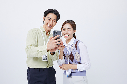 앱개발_스마트폰보며 웃는 남자와 여자 사진 이미지