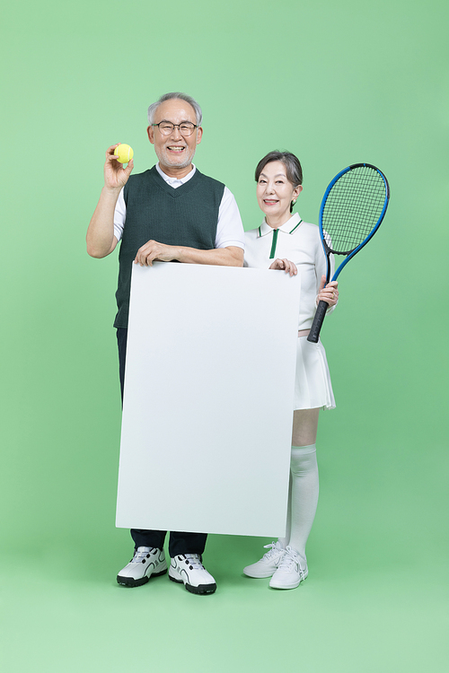 모두의 취미_테니스 라켓과 테니스공과 빈 종이를 들고있는 시니어 사진 이미지