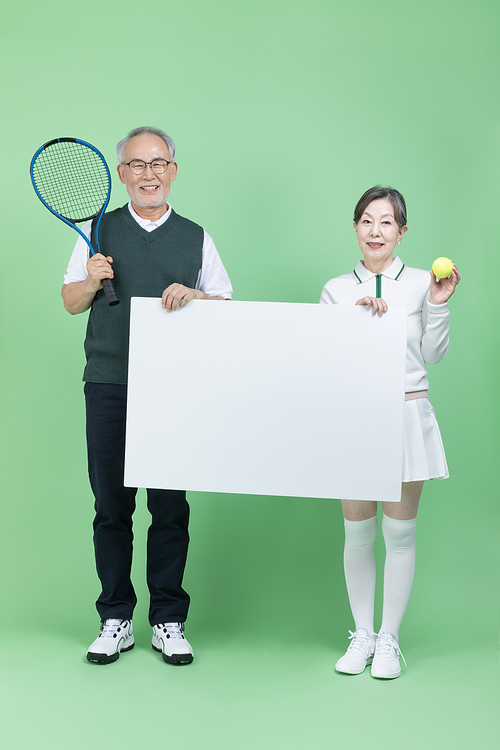 모두의 취미_테니스 라켓과 테니스공과 빈 종이를 들고있는 시니어 사진 이미지