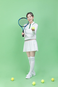 모두의 취미_테니스 라켓과 테니스공을 들고있는 여자 시니어 사진 이미지