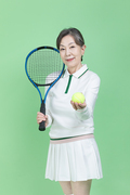 모두의 취미_테니스 라켓과 테니스공을 들고있는 여자 시니어 사진 이미지