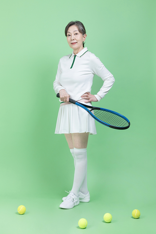 모두의 취미_테니스 라켓을 들고있는 여자 시니어 사진 이미지