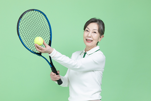 모두의 취미_테니스 라켓을 들고 테니스를 치는 여자 시니어 사진 이미지