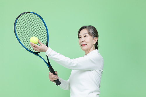 모두의 취미_테니스 라켓을 들고 테니스를 치는 여자 시니어 사진 이미지