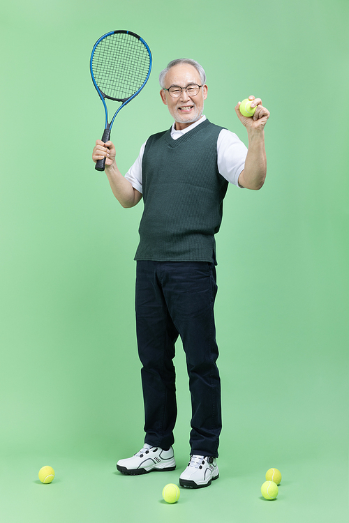 모두의 취미_테니스 라켓과 테니스공을 들고있는 남자 시니어 사진 이미지
