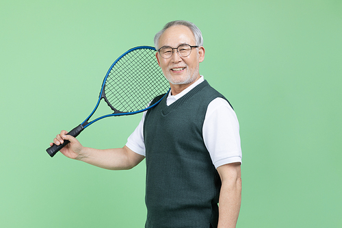 모두의 취미_테니스 라켓을 들고있는 남자 시니어 사진 이미지