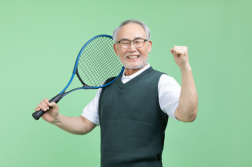 모두의 취미_테니스 라켓을 들고있는 남자 시니어 사진 이미지