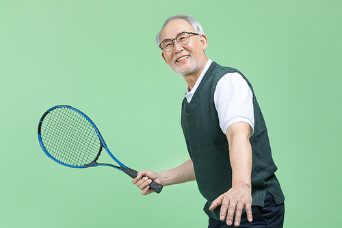 모두의 취미_테니스 라켓을 들고 테니스를 치는 남자 시니어 사진 이미지