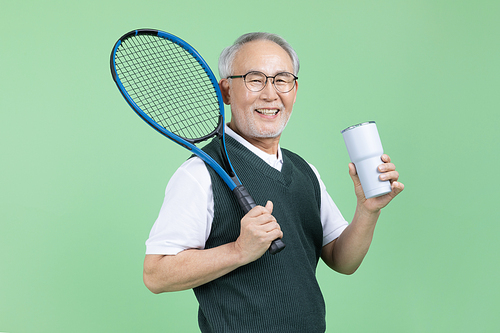모두의 취미_테니스 라켓과 물통을 들고있는 남자 시니어 사진 이미지