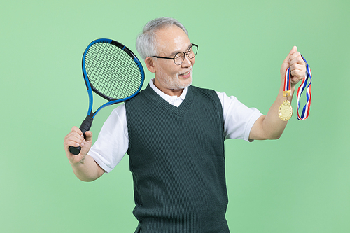 모두의 취미_테니스 라켓과 메달을 들고있는 남자 시니어 사진 이미지