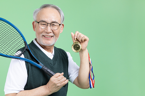모두의 취미_테니스 라켓과 메달을 들고있는 남자 시니어 사진 이미지