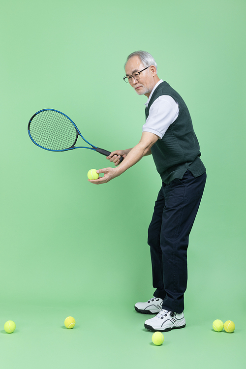 모두의 취미_테니스 라켓과 테니스공을 들고있는 남자 시니어 사진 이미지