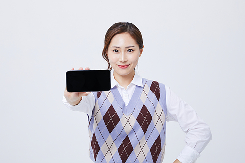 비즈니스 여성_사원증을 목에 걸고 스마트폰을 들고 있는 회사원 여자 사진 이미지