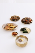 여러 개의 그릇위에 새해에 먹는 전통음식들이담겨있는 사진