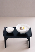 작은 테이블위 두개의 그릇에 밥과 떡국이 담겨있는 사진