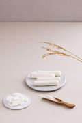 큰접시 위에는 가래떡이, 작은 접시위에는 떡국떡이 놓여있는 사진