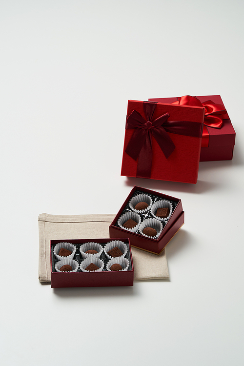 개별포장된 초콜릿이 담긴 박스와 선물상자가 있다