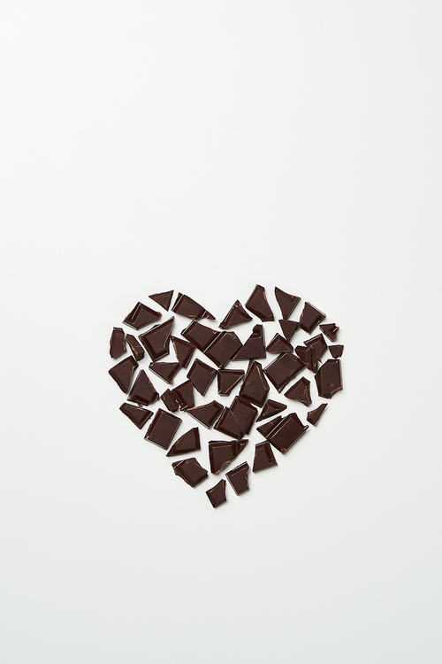 초콜릿 조각으로 만든 하트모양 초콜릿이다