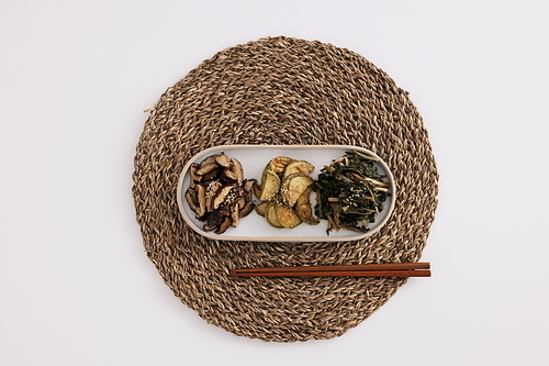 테이블매트 위 접시에 버섯나물,호박나물,시래기나물이 담겨있다