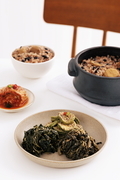 정월대보름에 먹는 건나물 여러개와 오곡밥이 식탁에 있는 모습이다